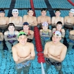 全国大会に向けて飛躍を誓う市尼崎高の（前列左から）山田海斗と吉岡亜矢都＝尼崎市の同校