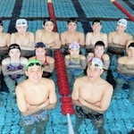 全国大会に向けて飛躍を誓う市尼崎高の（前列左から）山田海斗と吉岡亜矢都＝尼崎市の同校