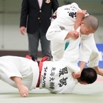 男子６６キロ級で優勝した顕徳海利（上）（代表撮影）