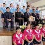 ラグビー女子の神戸ファストジャイロのスーパーバイザーに就任する記虎敏和氏（２列目右から２人目）と選手ら＝神戸市中央区波止場町