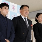 ラグビー女子の神戸ファストジャイロのスーパーバイザーに就任する記虎敏和氏（中央）＝神戸市中央区