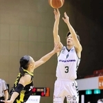 香川－西宮　第１クオーター、シュートを放つ西宮の松崎（Ｃ）B.LEAGUE