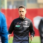 新体制初日の練習で選手を指導する神戸のリュイス新監督＝神戸市西区、いぶきの森球技場（Ｃ）ＶＩＳＳＥＬ　ＫＯＢＥ