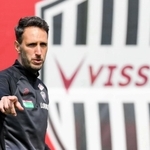 新体制初日の練習で指導する神戸のリュイス新監督＝神戸市西区、いぶきの森球技場（Ｃ）ＶＩＳＳＥＬ　ＫＯＢＥ