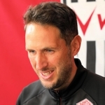 指揮官としての初練習を終え、オンラインで取材に応じる神戸のリュイス新監督＝神戸市西区、いぶきの森球技場（Ｃ）ＶＩＳＳＥＬ　ＫＯＢＥ