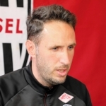 指揮官としての初練習を終え、オンラインで取材に応じる神戸のリュイス新監督＝神戸市西区、いぶきの森球技場（Ｃ）ＶＩＳＳＥＬ　ＫＯＢＥ