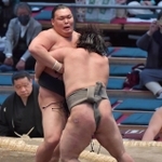 木竜皇（右）を寄り倒し、三段目優勝を決めた神崎（撮影・神子素慎一）