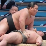 木竜皇（手前）を寄り倒し、三段目優勝を決めた神崎（撮影・神子素慎一）