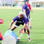 タックル練習に取り組む神戸のＣＴＢアム（中央）＝神鋼灘浜グラウンド