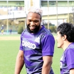 練習中、ＳＨ日和佐（右）と笑顔でコミュニケーションを図る神戸のＣＴＢアム＝神鋼灘浜グラウンド