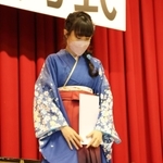学長表彰を受け、賞状を手にするフィギュアスケートの三原舞依＝２５日午後、神戸市東灘区、甲南大学岡本キャンパス（撮影・長嶺麻子）