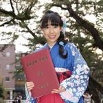はかま姿で卒業証書を手にするフィギュアスケートの三原舞依＝２５日午後、神戸市東灘区、甲南大学岡本キャンパス（撮影・長嶺麻子）