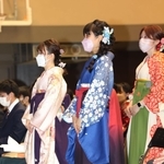 鮮やかな青の着物と深紅と黒のはかま姿で卒業式に出席したフィギュアスケートの三原舞依＝２５日午後、神戸市東灘区、甲南大学岡本キャンパス（撮影・長嶺麻子）