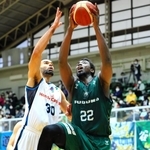 西宮-佐賀　第１クオーター、シュートする西宮のムボジ（右）（Ｃ）B.LEAGUE