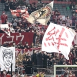 山城和也さんの急逝を受け、今季のホーム開幕戦で黙とうをささげる人たち＝２月２６日、神戸市兵庫区のノエビアスタジアム神戸（撮影・小林良多）