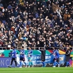 ベトナム戦を終え、場内一周する日本代表に拍手を送る大勢のサポーター＝埼玉スタジアム