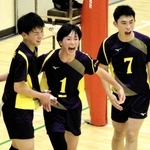 バレーボール男子準々決勝　姫路工－須磨友が丘　第２セット、ジュースに持ち込んで喜ぶ坪田主将（１）ら須磨友が丘の選手たち