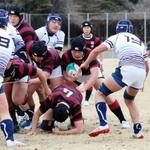 ラグビーの近畿高校大会で攻め込む報徳フィフティーン＝２月２３日、奈良県天理市