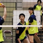 ２０１５年５月のバレーボール女子日本代表合宿で、真鍋政義監督（左奥）が見守る中、アタックの練習をする宮部藍梨（中央手前）