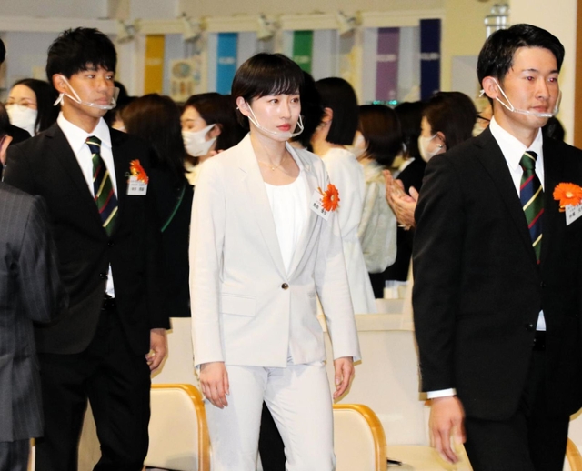 入社式の会場に入る馬淵優佳（中央）＝大阪府八尾市のミキハウス本社