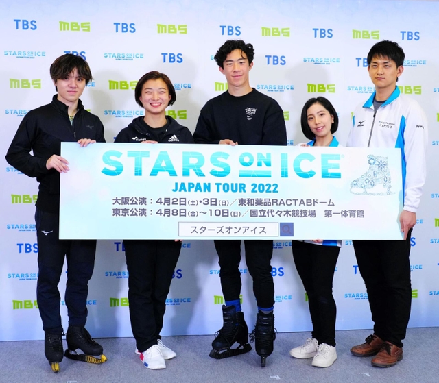 公開リハ-サルに合わせて会見したフィギュアスケート女子の坂本花織（左から２人目）、三浦璃来（同４人目）ら＝大阪府門真市（(c)ＳＴＡＲＳ　ｏｎ　ＩＣＥ）