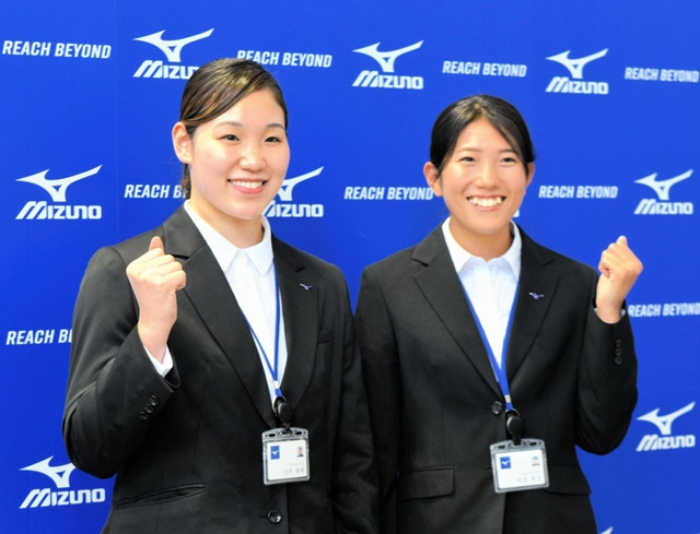 入社式後に会見で笑顔を見せる競泳の白井璃緒（左）と陸上の児玉芽生＝大阪市