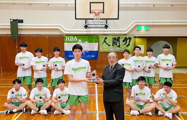 兵庫県バスケットボール協会の八木善生会長（中央右）から表彰されたゴッドドアのメンバー＝神戸市内（提供写真）