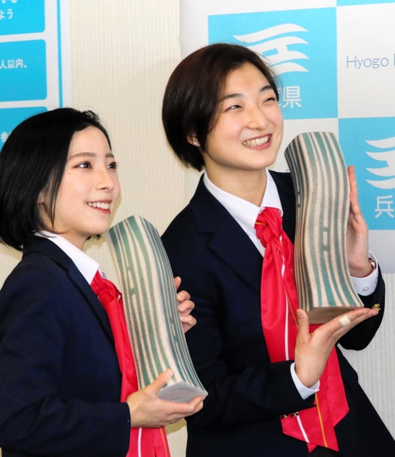 兵庫県スポーツ賞「特別選手賞」副賞の丹波立杭焼（たちくいやき）のトロフィーを手にする三浦璃来選手（左）と坂本花織選手＝兵庫県庁