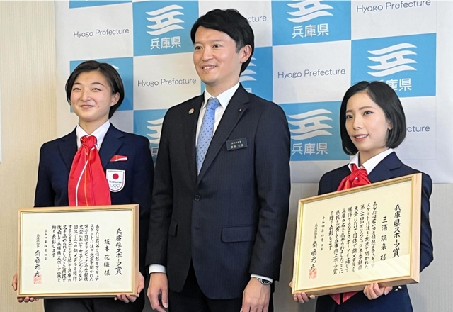 兵庫県スポーツ賞「特別選手賞」の賞状を手にする坂本花織選手（左）と三浦璃来選手（右）、斎藤元彦知事＝兵庫県庁