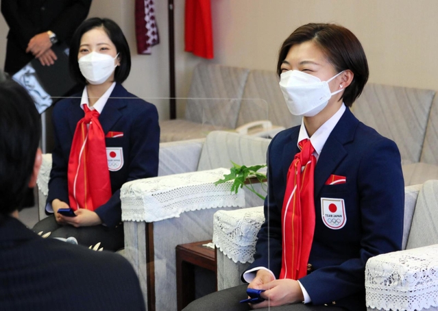 兵庫県スポーツ賞「特別選手賞」贈呈式で笑顔を見せる坂本花織選手（右）と三浦璃来選手＝兵庫県庁