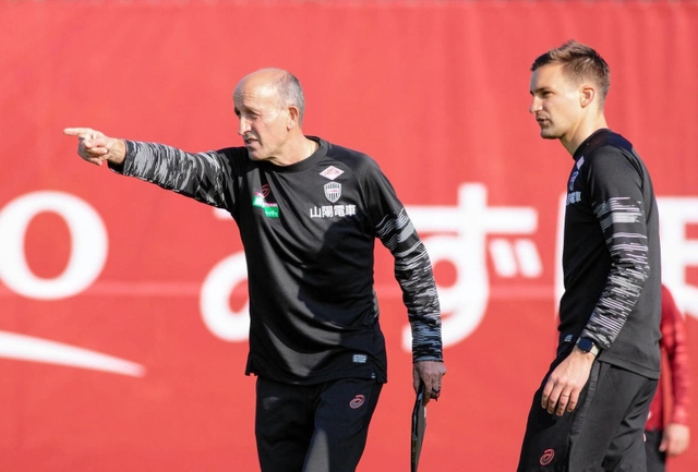 古巣であるＣ大阪との初陣に向け、選手たちを指導する神戸のロティーナ監督（左）＝いぶきの森球技場ⓒＶＩＳＳＥＬ　ＫＯＢＥ