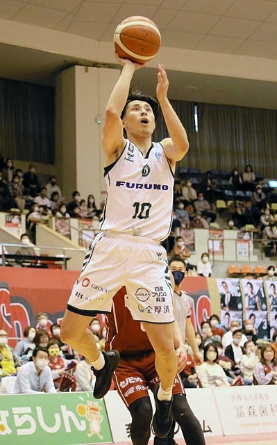奈良ー西宮　第１クオーター、シュートする西宮の渡辺（Ｃ）B.LEAGUE