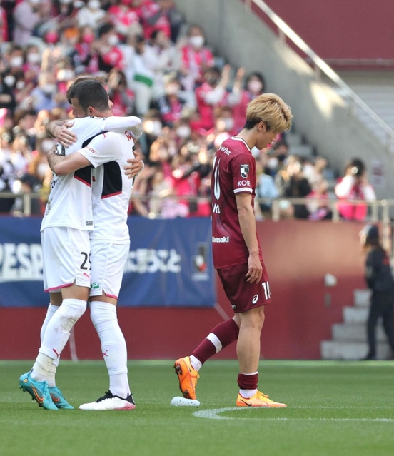 セレッソ大阪に０ー１で敗れ、ピッチで肩を落とすヴィッセル神戸の大迫勇也（右）。開幕１０戦未勝利とクラブワースト記録を更新した＝ノエビアスタジアム神戸（撮影・小林良多）