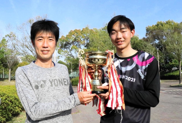 一般男子を制した宮下裕司（左）と服部真大のペア