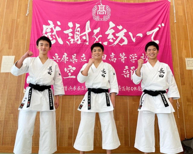空手の全国高校選抜大会の代替大会に挑む長田の男子団体形メンバー。左から川戸、原田、宮野＝神戸市長田区の同校