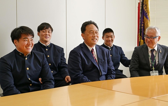 兵庫勢で初めての全国制覇を果たした全国高校選抜ラグビー大会を振り返る報徳の（左から）植浦慎仁主将、木谷光選手、西條裕朗監督、海老沢琥珀選手、元田利幸校長＝１４日、神戸市中央区東川崎町１、神戸新聞本社（撮影・秋山亮太）