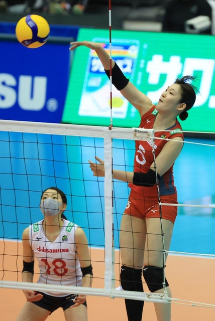 今季の最高殊勲選手賞に輝いた久光の井上愛里沙（右）＝３月26日、グリーンアリーナ神戸