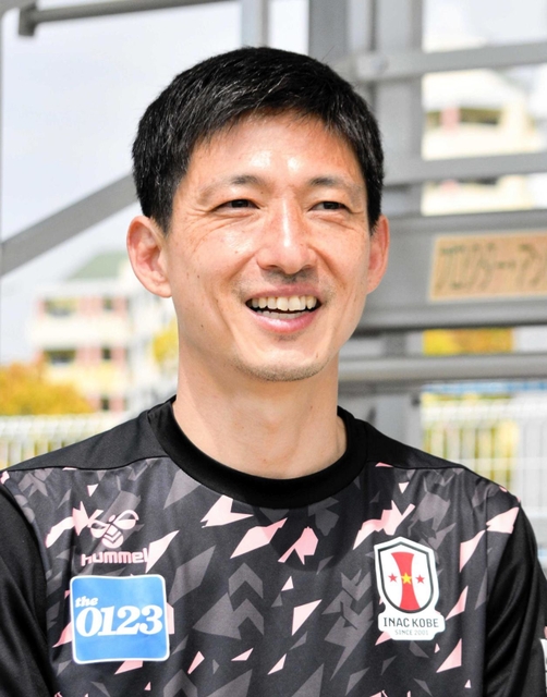 ＩＮＡＣ神戸のテクニカルアドバイザーに就いた元Ｊ１神戸の朴康造氏＝神戸市東灘区の神戸レディースフットボールセンター