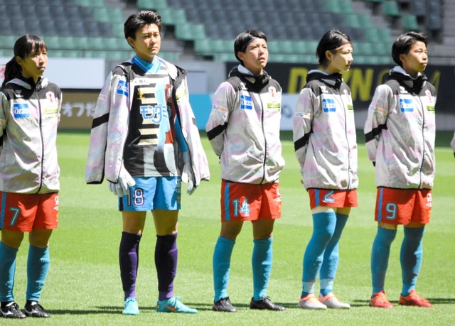 ＩＮＡＣ神戸－長野　バセドー病による休養を経て、公式戦復帰を果たしたＩＮＡＣ神戸のＦＷ京川舞（左から３人目）＝神戸市兵庫区のノエビアスタジアム神戸