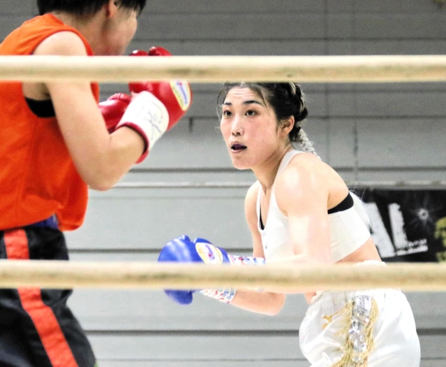 ＷＢＯアジア・パシフィック女子バンタム級王座決定戦　２回、攻める赤林檎（右）