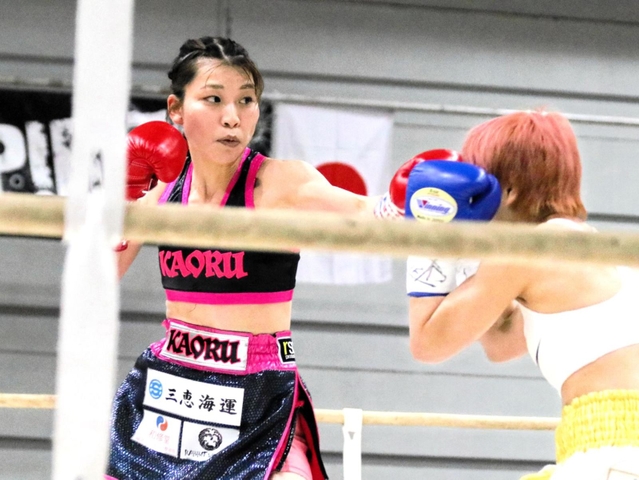 日本女子アトム級王座決定戦　序盤に攻める伊賀薫（左）