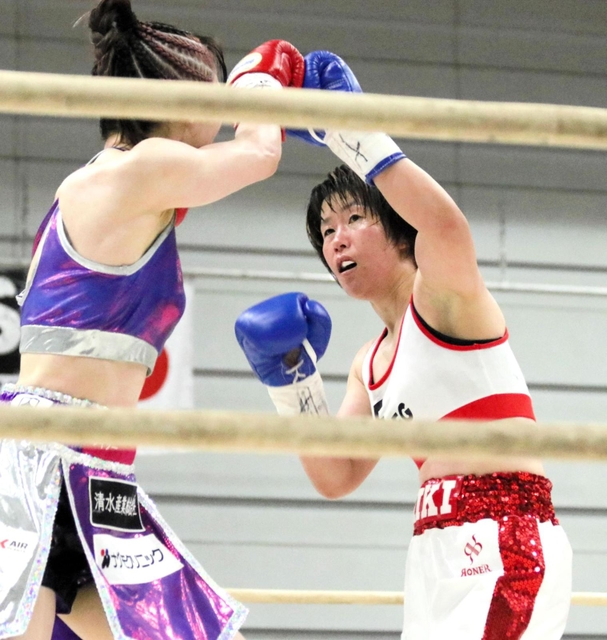 日本女子バンタム級タイトルマッチで攻める挑戦者の満田美紀（右）