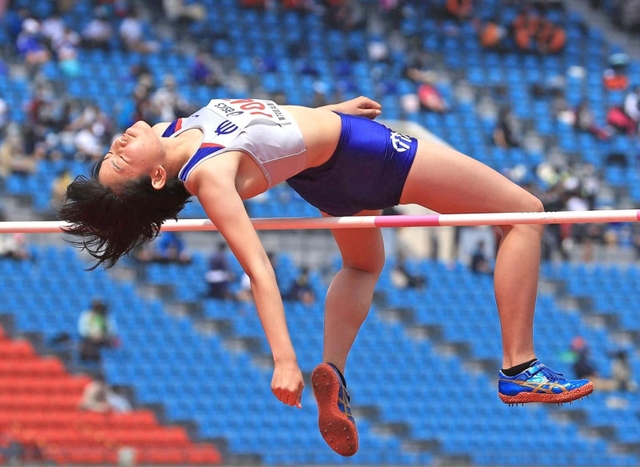 一般・高校女子走り高跳び決勝　１メートル７３で優勝した順大の井上紗耶加（撮影・吉田敦史）