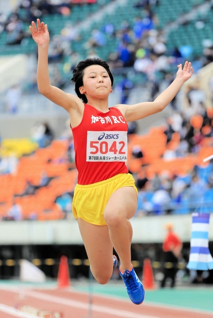 兵庫リレーカーニバル小学女子走り幅跳び決勝　４メートル63の大会新記録で優勝した加古川ＲＣの藤原瞭希（撮影・吉田敦史）