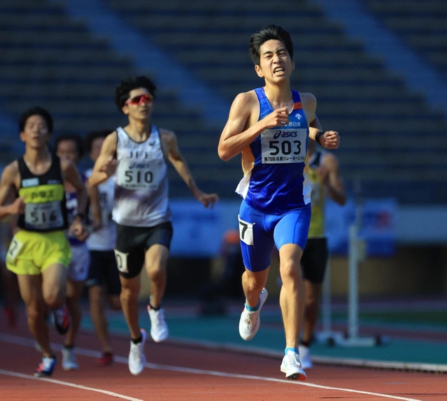 アシックスチャレンジ男子１万メートル決勝２組　28分37秒75で優勝したＮＴＴ西日本の小松巧弥（５０３）＝撮影・吉田敦史