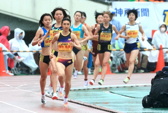 グランプリ女子１５００メートル決勝で快走する田中希実（中央）ら。間近で見られる客席も設けられた＝２４日午後、神戸市須磨区緑台、ユニバー記念競技場（撮影・吉田敦史）
