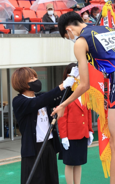 リレーの表彰式でプレゼンターを務めた福士加代子さん（左）＝撮影・鈴木雅之