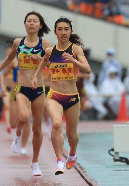 グランプリ女子１５００メートル決勝　４分１０秒６０で優勝した豊田自動織機の田中希実（右）＝ユニバー記念競技場（撮影・吉田敦史）