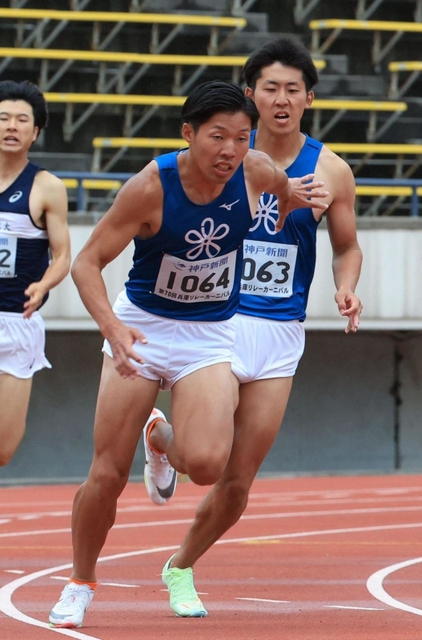 一般男子４００メートルリレー決勝　近大の３走西尾晃太（右）からバトンを受け取るアンカー竹内涼城＝ユニバー記念競技場（撮影・吉田敦史）