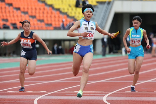 中学女子４００メートルリレー決勝　優勝した陵南のアンカー平野美紀（中央）＝ユニバー記念競技場（撮影・小林良多）